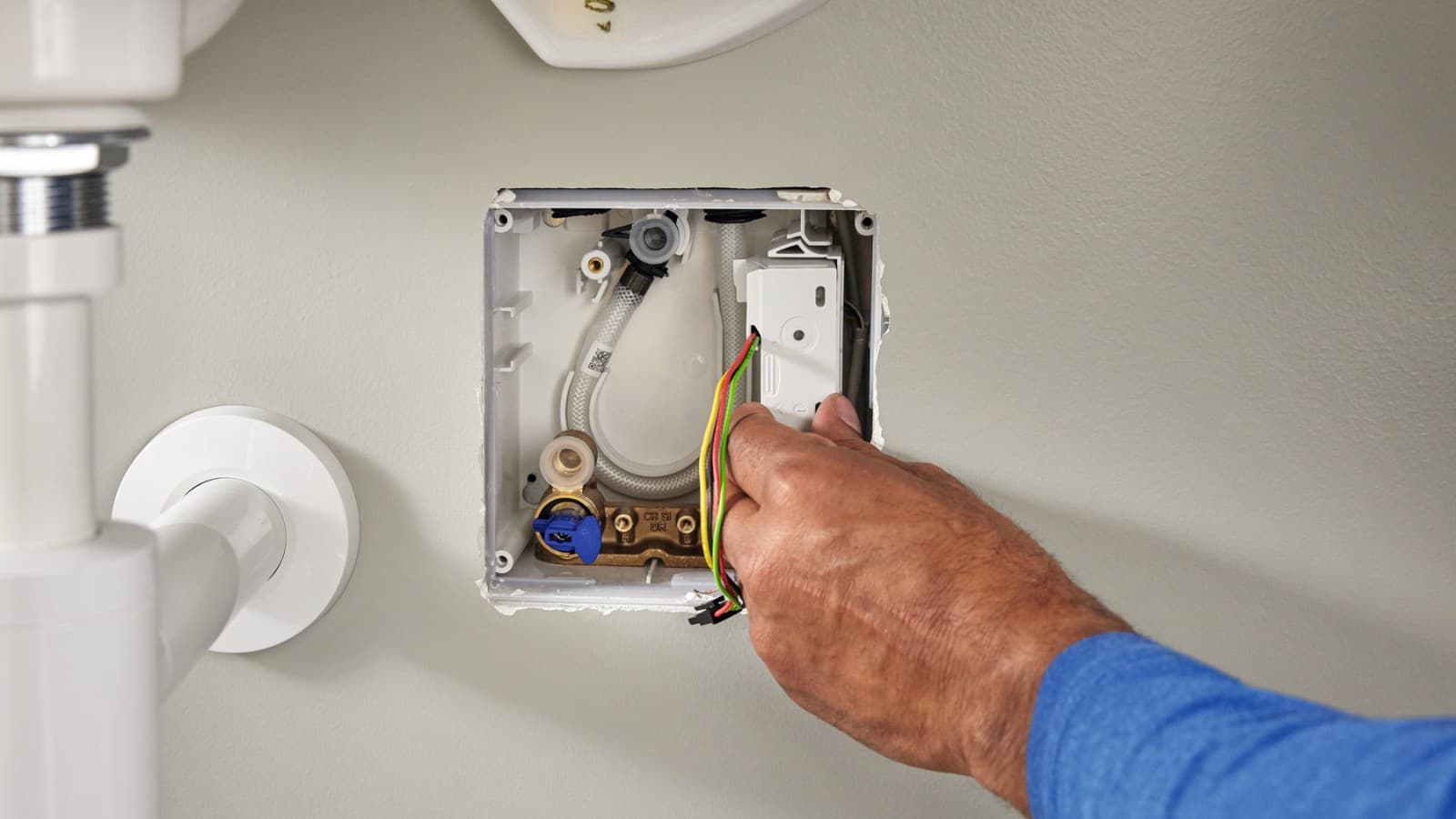 Mise en place du convertisseur Geberit Bus dans le boîtier pour commande de la robinetterie de lavabo Mise en place du convertisseur Geberit Bus dans le boîtier pour commande de la robinetterie de lavabo